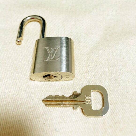 AUTHENTIC LOUIS VUITTON LV 10 SET PADLOCK KEY CHARM CADENA GOLD FRANC - Picture 12 of 13